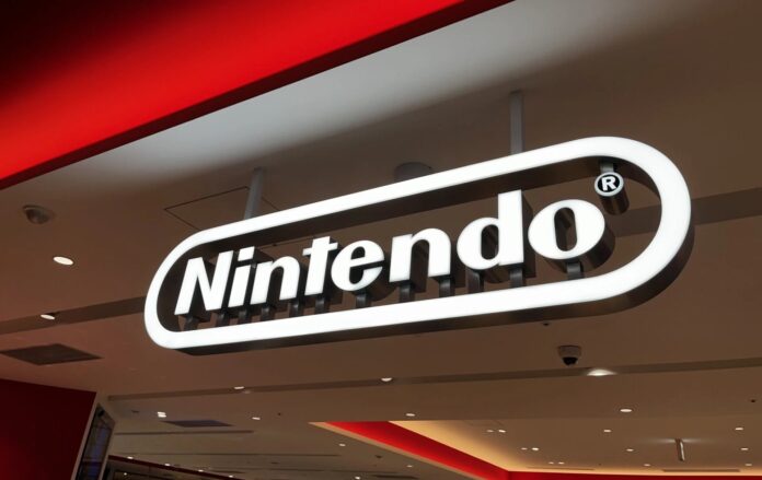 ภาพโลโก้ Nintendo หน้าร้านค้าปลีก เปิดไฟสีขาวสว่าง