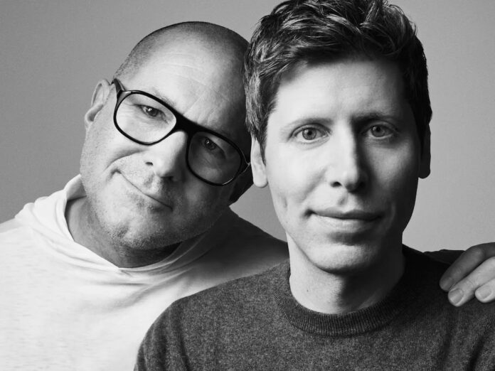 ภาพ Jony Ive และ Sam Altman ผู้บริหาร OpenAI กอดคอกันอย่างสนิทสนม