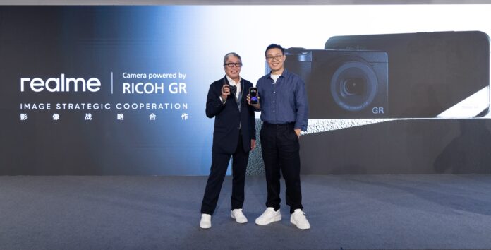 ผู้บริหารจาก realme และ RICOH ยืนร่วมถ่ายภาพบนเวทีประกาศความร่วมมือด้านเทคโนโลยีกล้อง