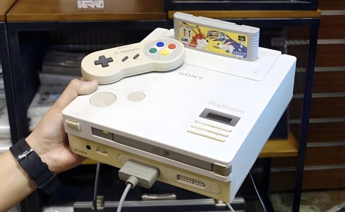 ภาพเครื่องต้นแบบ Nintendo PlayStation โดยมือกำลังถือเครื่องเพื่อแสดงช่องใส่ CD-ROM ให้เห็นเด็นชัด