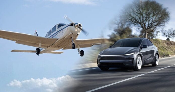 ภาพตัดต่อระหว่างเครื่องบินขนาดเล็กที่กำลังบินอยู่ในท้องฟ้า และรถยนต์ Tesla สีดำที่กำลังวิ่งอยู่บนถนน ภาพทั้งสองถูกรวมเข้าด้วยกันบริเวณตรงกลาง เสริมความรู้สึกถึงเหตุการณ์เฉียดอันตรายหรือการหลีกเลี่ยงกันอย่างหวุดหวิด