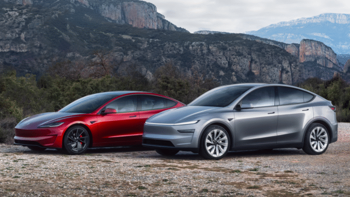 Tesla Model 3 สีแดง และ Model Y สีเงิน จอดเคียงกันกลางธรรมชาติ ท่ามกลางฉากหลังภูเขาหินในวันที่ท้องฟ้าครึ้ม
