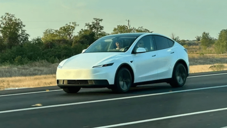Tesla รุ่นราคาย่อมเยาโผล่แล้ว! รุ่นย่อยใหม่ของ Model Y ถูกจับภาพได้แบบไร้การพรางตัว คาดเปิดตัวเร็ว ๆ นี้