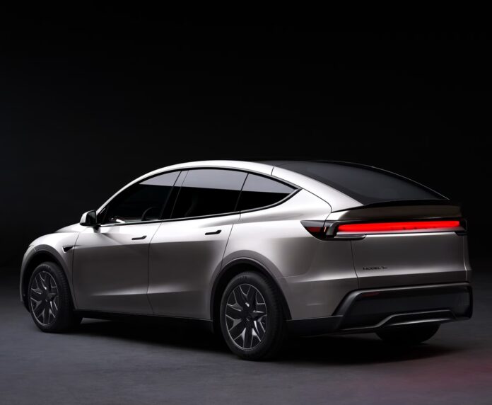 ภาพ Tesla Model Y L สีบอร์นเงิน ในฉากหลังสีดำไล่เฉด