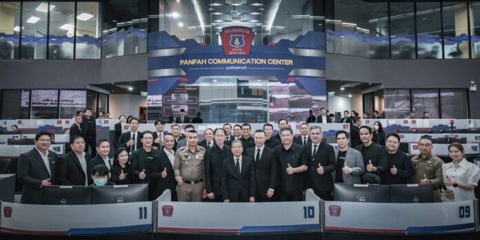 เจ้าหน้าที่และผู้บริหารร่วมถ่ายภาพที่ศูนย์บัญชาการ Panfah Communication Center พร้อมระบบสื่อสารความปลอดภัยแบบเรียลไทม์
