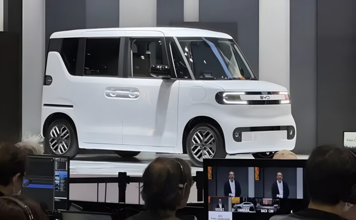 ภาพ Racco รถไฟฟ้า K-Car สีขาวจาก BYD จัดแสดงโชว์ภายในงาน