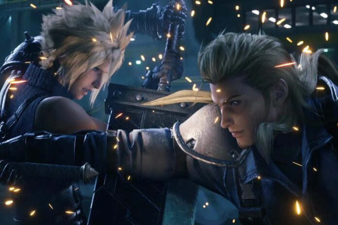 Cloud Strife ปะทะกับ Roche ในฉากต่อสู้ที่มีประกายไฟกระเด็น ในเกม Final Fantasy VII Remake