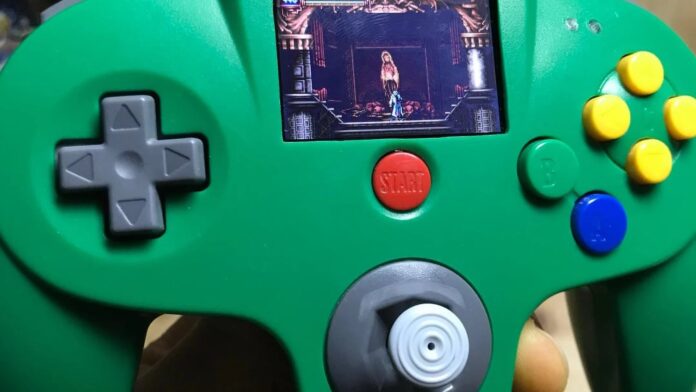 ภาพจอย Nintendo 64 ที่โดนดันแปลงรวมเข้ากับ Game Boy Micro