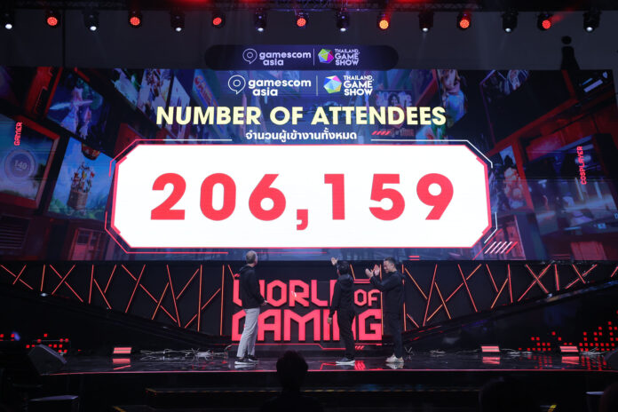 ภาพพิธีประกาศจำนวนผู้เข้าร่วมงาน gamescom asia x Thailand Game Show บนเวทีใหญ่ โดยมีตัวเลขผู้เข้าชมทั้งหมด 206,159 คน