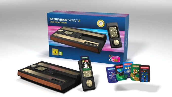 ภาพโปรโมต Intellivision Sprint พร้อมจอยและการ์ดเกมครอบปุ่มกด