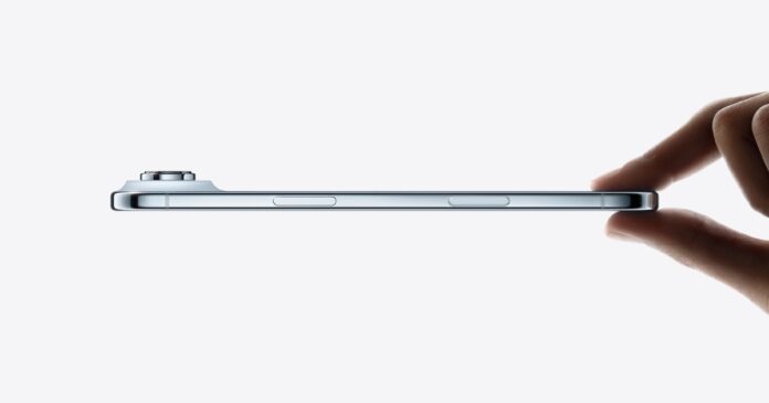 ภาพด้านข้างของ iPhone Air สีฟ้าอ่อน โชว์ความบางของตัวเครื่องโดยมีนิ้วมือจับไว้เบา ๆ