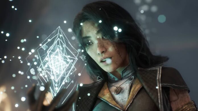 ตัวละครหญิงจากเกม Clair Obscur: Expedition 33 ถือวัตถุลอยเรืองแสงทรงเรขาคณิตพร้อมประกายแสงล้อมรอบในฉากแฟนตาซีไซไฟ