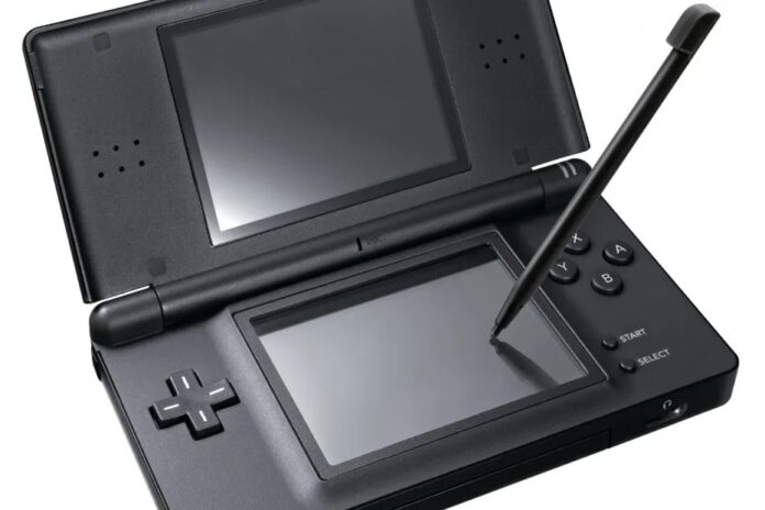 ภาพ Nintendo DS Lite สีดำพร้อมปากกา บนฉากหลังสีขาว