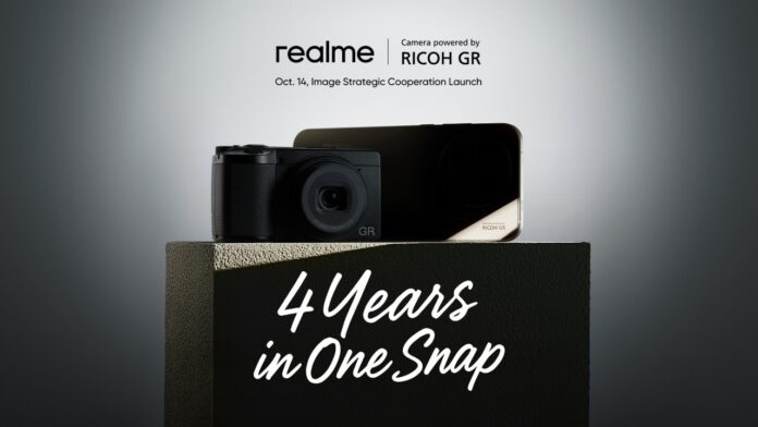 ภาพโปรโมตความร่วมมือระหว่าง realme และ RICOH IMAGING แสดงกล้อง RICOH GR และสมาร์ตโฟน realme พร้อมข้อความ “4 Years in One Snap”