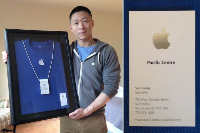 อดีตพนักงาน Apple ชื่อ Sam Sung ถือกรอบใส่ยูนิฟอร์มและนามบัตรที่มีชื่อเขาแสดงอยู่ชัดเจน