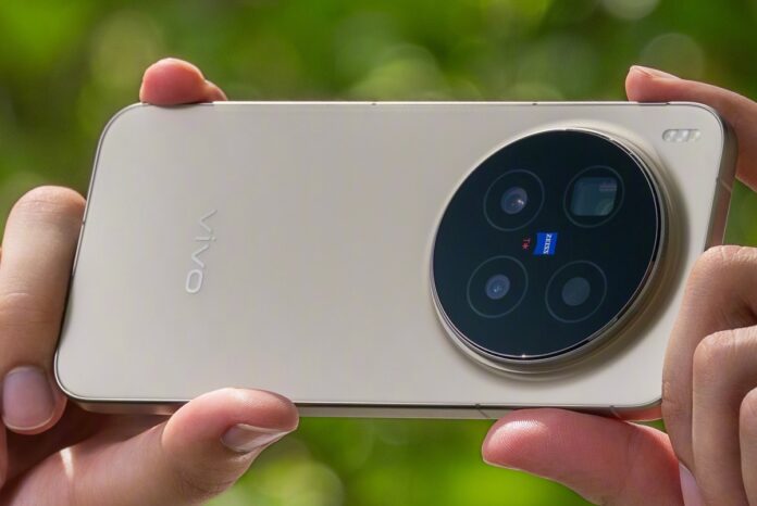 ภาพมือถือ vivo X300 Pro สีน้ำตาลขณะถูกถือในแนวนอน โชว์ฝาหลังโลโก้ vivo และชุดกล้องทรงกลม 3 เลนส์ร่วมพัฒนาโดย ZEISS