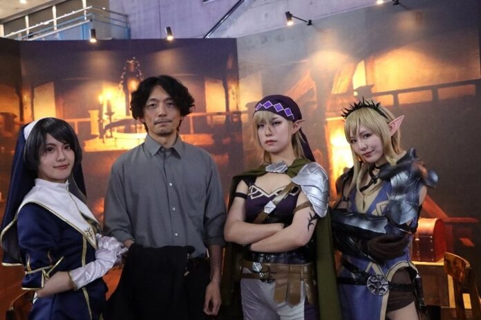 Keisuke Kanayama ผู้กำกับเกม Wizardry Variants Daphne ร่วมถ่ายภาพกับคอสเพลย์ตัวละครจากเกมในงานฉลองครบรอบ 1 ปี