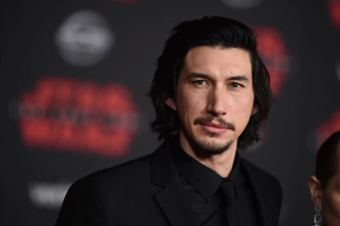 Adam Driver นักแสดงชาวอเมริกันในงานพรมแดง สวมสูทสีดำ ผู้รับบท Kylo Ren หรือ Ben Solo จากภาพยนตร์ Star Wars