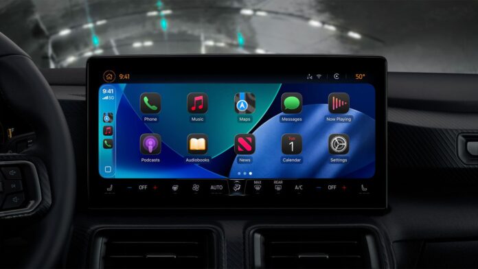 หน้าจอ Apple CarPlay แสดงอินเทอร์เฟซหลักบนรถยนต์ พร้อมแอปโทรศัพท์ เพลง แผนที่ และพอดแคสต์