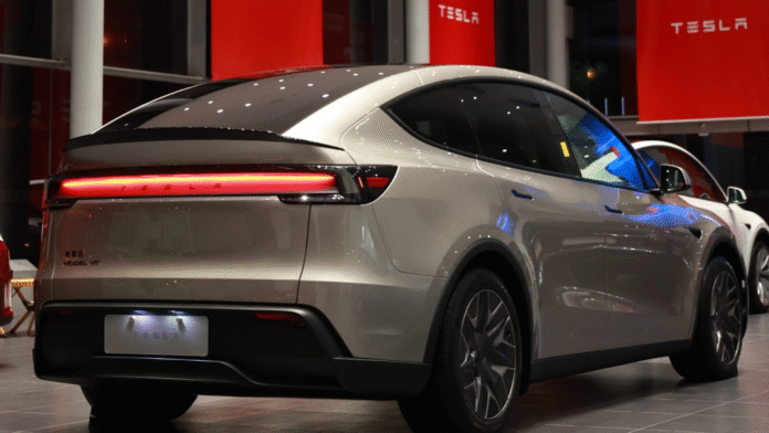 ด้านท้าย Tesla Model Y L รุ่นใหม่ในโชว์รูมจีน พร้อมไฟท้าย LED เต็มแนว
