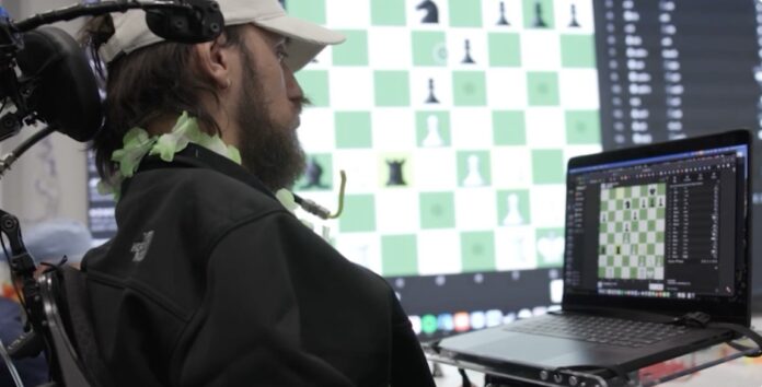 Noland Arbaugh ผู้ป่วยคนแรกของ Neuralink กำลังใช้คอมพิวเตอร์ควบคุมด้วยความคิดผ่านชิปสมองที่ฝังอยู่ในร่างกาย