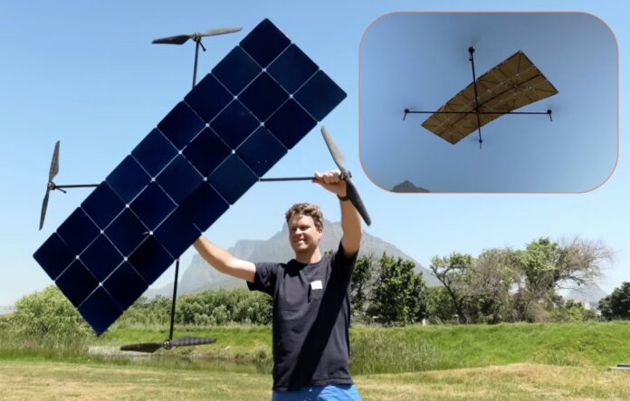 Luke Maximo Bell ถือโดรนพลังงานแสงอาทิตย์ที่สร้างขึ้นเองจากแผงโซลาร์ 27 แผ่น ซึ่งสามารถบินได้โดยไม่ต้องใช้แบตเตอรี่