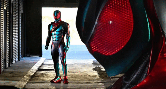 Kamen Rider ZEZTZ ยืนในอาคารพร้อมภาพระยะใกล้ของหน้าหมวกไรเดอร์