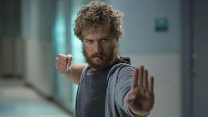 Finn Jones ในบท Iron Fist ยืนในท่าต่อสู้จากซีรีส์ Marvel's Iron Fist
