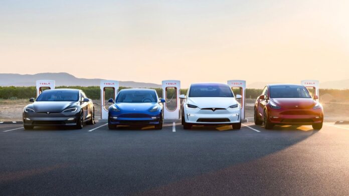 รถยนต์ Tesla สี่คันจอดชาร์จพร้อมกันที่สถานี Supercharger ในช่วงพระอาทิตย์ตก