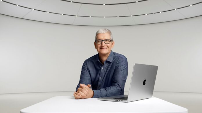 Tim Cook นั่งอยู่หน้าคอมพิวเตอร์ MacBook ในสตูดิโอของ Apple