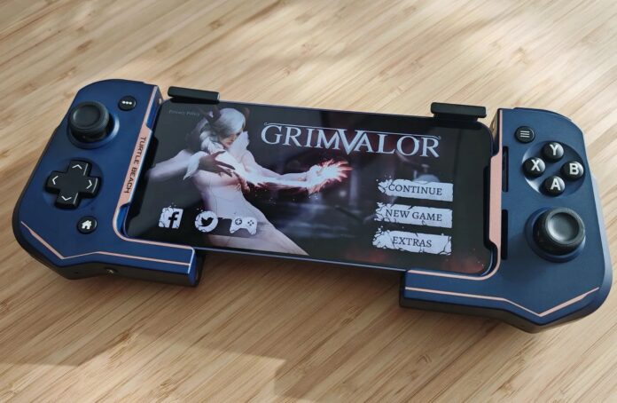 สมาร์ทโฟนติดตั้งบนจอยเกมพกพา Turtle Beach Atom พร้อมแสดงหน้าจอเกม Grimvalor