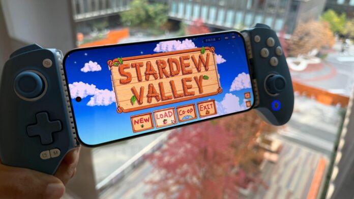 สมาร์ตโฟน Xiaomi แสดงเกม Stardew Valley พร้อมจอยคอนโทรลเลอร์แบบพกพา