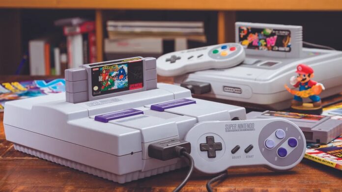 เครื่องเกม Super Nintendo พร้อมตลับเกมและจอยคอนโทรลเลอร์วางอยู่บนโต๊ะ สื่อถึงยุคทองของเกมคลาสสิกในยุค 90s