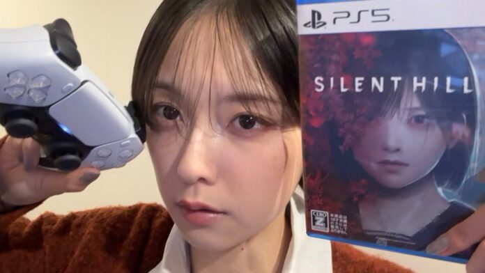 Kato ถือจอย DualSense พร้อมโชว์กล่องเกม Silent Hill f เวอร์ชัน PS5 อยู่ข้างใบหน้า