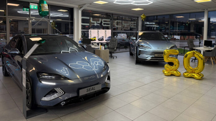 โชว์รูม BYD ในสหราชอาณาจักรฉลองยอดขายสะสมครบ 50,000 คัน พร้อมจัดแสดงรถยนต์ไฟฟ้ารุ่นใหม่ภายในร้าน