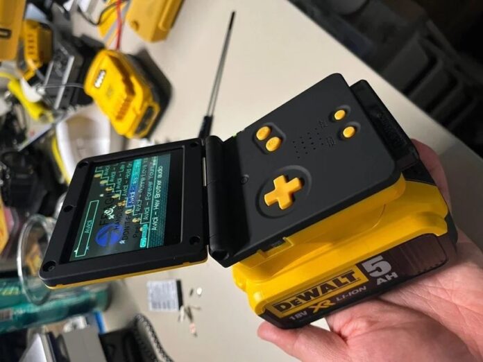Game Boy Advance SP สีดดำ ต่อแบตเตอรี่ DeWalt ขนาดใหญ่