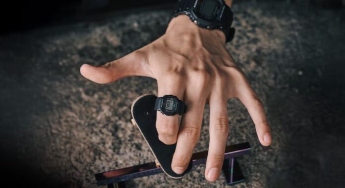 ภาพโปรโมตนาฬิกา Casio G-SHOCK DWN-5600 รุ่นขนาดแหวน แสดงขณะสวมใส่บนมือ