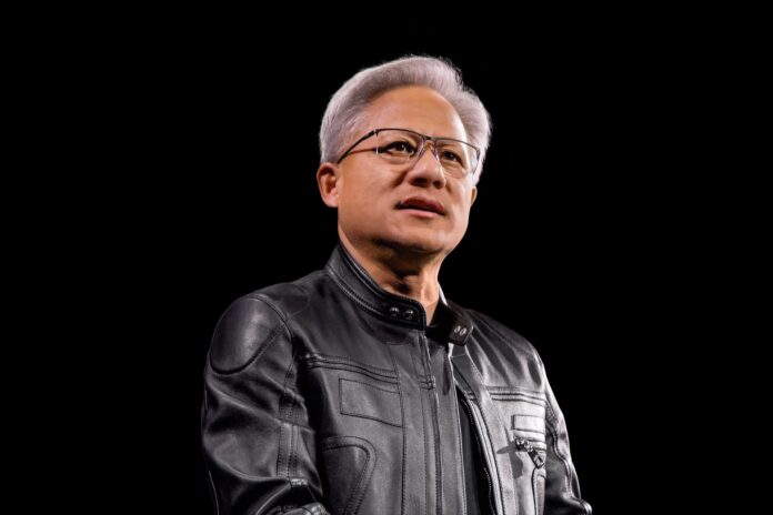 Jensen Huang ซีอีโอของ Nvidia กล่าวบนเวที บนพื้นหลังสีดำ
