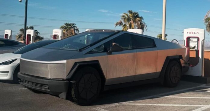 Tesla Cybertruck จอดชาร์จไฟที่สถานี Supercharger
