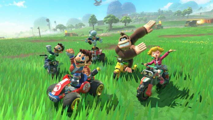 ฉากเกม Mario Kart World บน Switch 2 ตัวละครมาริโอ ดองกี้คอง และเพื่อน ๆ ขี่รถบนทุ่งหญ้า