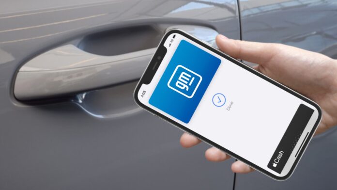 ผู้ใช้ถือ iPhone เปิดฟีเจอร์กุญแจรถดิจิทัลของ Apple Wallet เพื่อปลดล็อกรถยนต์ GM โดยไม่ต้องใช้กุญแจจริง