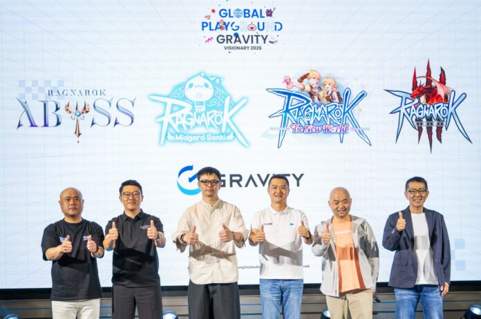 ผู้บริหาร GRAVITY และทีมพัฒนาเกมร่วมถ่ายภาพบนเวทีงาน GLOBAL PLAYGROUND – GRAVITY VISIONARY 2026 พร้อมโลโก้ 4 เกมใหม่จากจักรวาล Ragnarok