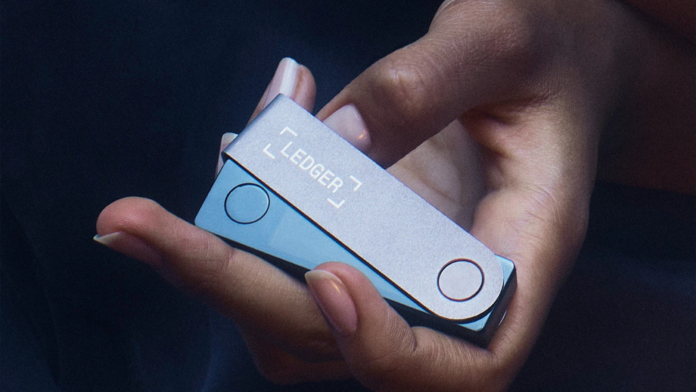 Hardware Wallet Ledger Nano X ในมือ ใช้สำหรับเก็บคริปโตอย่างปลอดภัย