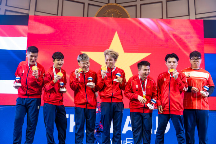 ทีมชาติเวียดนามคว้าเหรียญทอง RoV ทีมชาย ซีเกมส์ ครั้งที่ 33 บนเวทีพิธีมอบเหรียญ