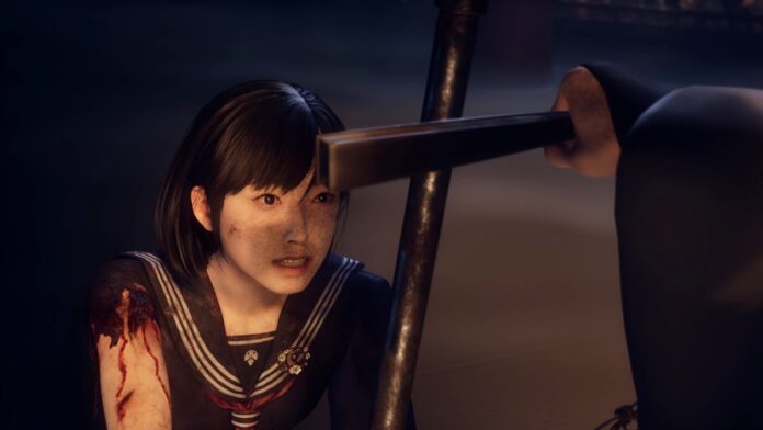 ฉากในเกม Silent Hill f ที่ตัวละคร Hinako เผชิญสถานการณ์ตึงเครียด สะท้อนบรรยากาศสยองขวัญของเกม