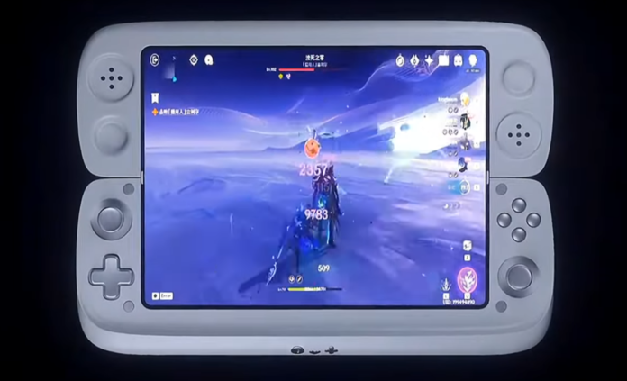 เครื่องเล่นเกมพกพา OneXSugar Wallet ในโหมดกางออก แสดงหน้าจอ OLED ขนาดใหญ่พร้อมปุ่มควบคุมเกมสองฝั่ง ขณะรันเกมแนวแอ็กชันเต็มหน้าจอ