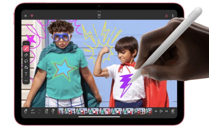 การใช้งาน Apple Pencil บน iPad เพื่อวาดและตกแต่งภาพเด็กสองคนบนหน้าจอ