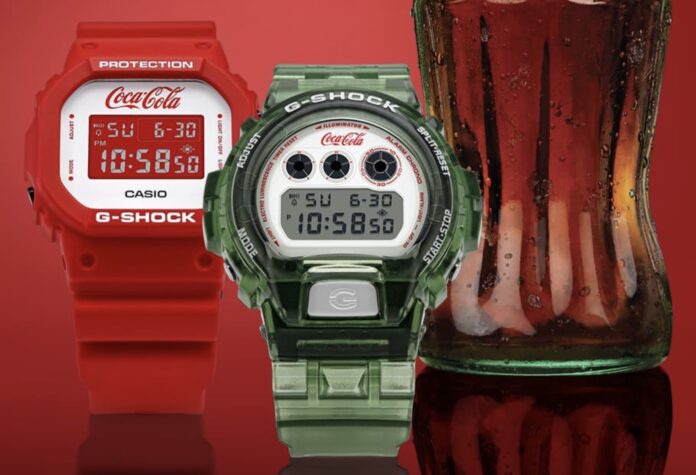 นาฬิกา Casio G-Shock x Coca-Cola วางคู่กันสองเรือน โทนสีแดงและสีเขียวแบบขวดแก้ว แสดงหน้าปัดดิจิทัล พร้อมฉากหลังเป็นขวด Coca-Cola