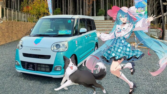 รถ Daihatsu Canbus รุ่นตกแต่งธีม Hatsune Miku จอดอยู่ด้านหน้า พร้อมภาพตัวละคร Hatsune Miku และสุนัข