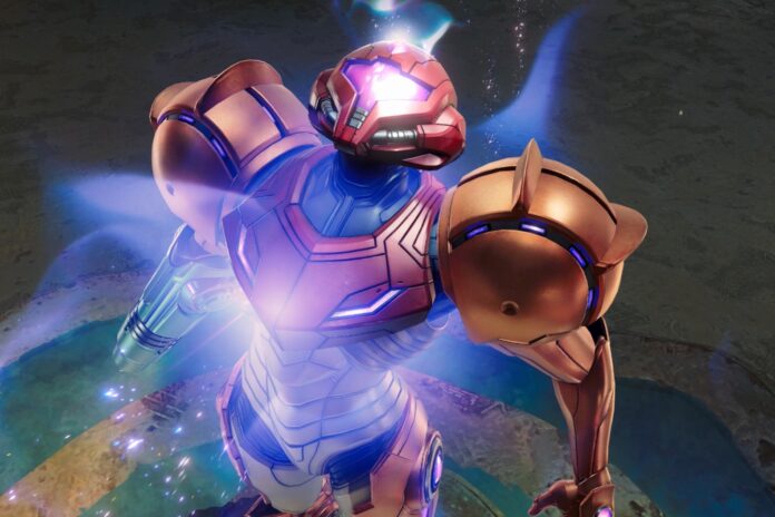 Samus Aran จากเกม Metroid Prime 4: Beyond ในชุดพาวเวอร์สูท กำลังยืนท่ามกลางพลังงานสีฟ้า